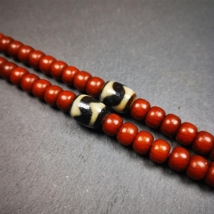 1 Pair of Tiger Tooth Dzi Beads 0.47" - Tibetan dzi bead, close-up detail