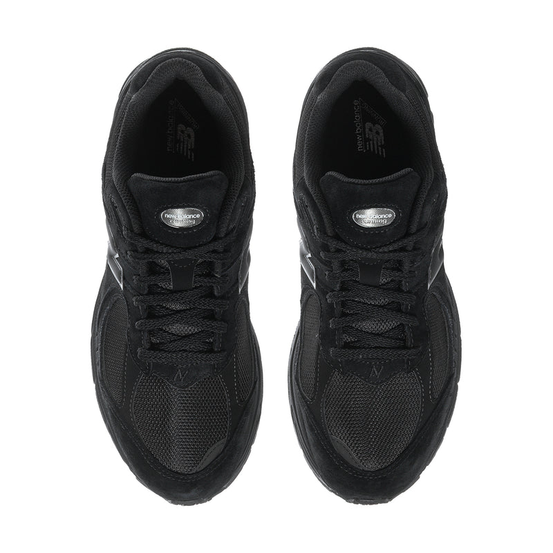 Men's black sneakers heel and tongue view, lace-up with cushioned collar