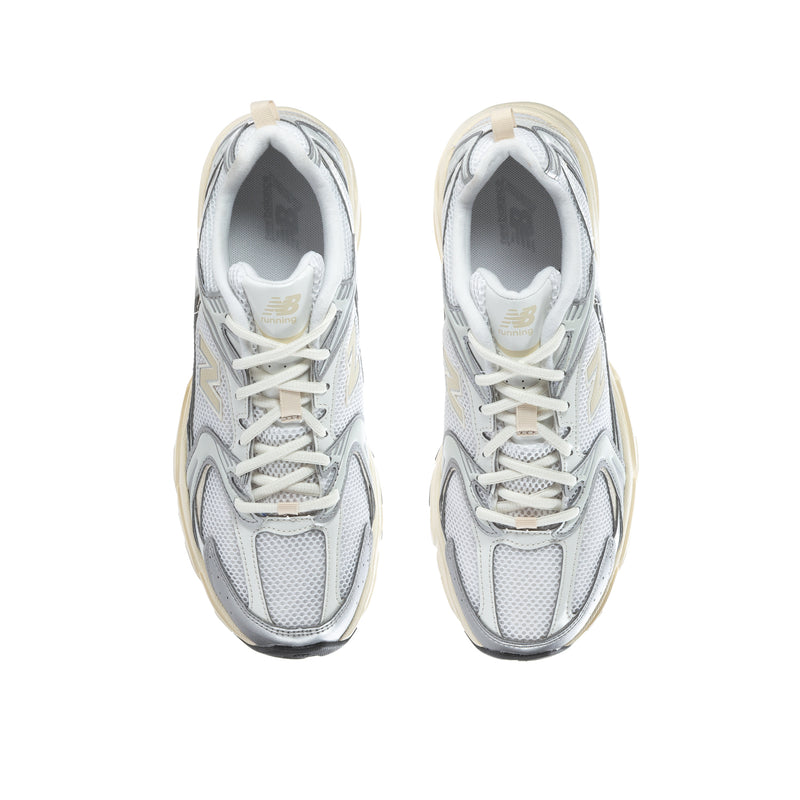 Men's athletic sneakers, front view: silver mesh upper with cream lining and lace-up