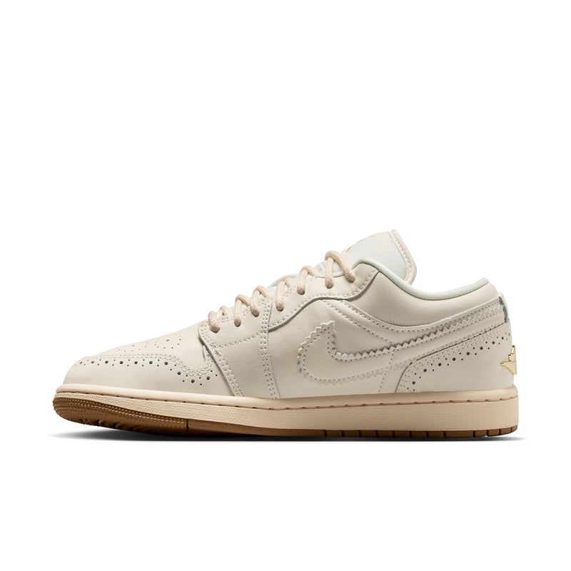 Single women’s cream low-top sneaker with gold logo details, lace-up with gum sole.