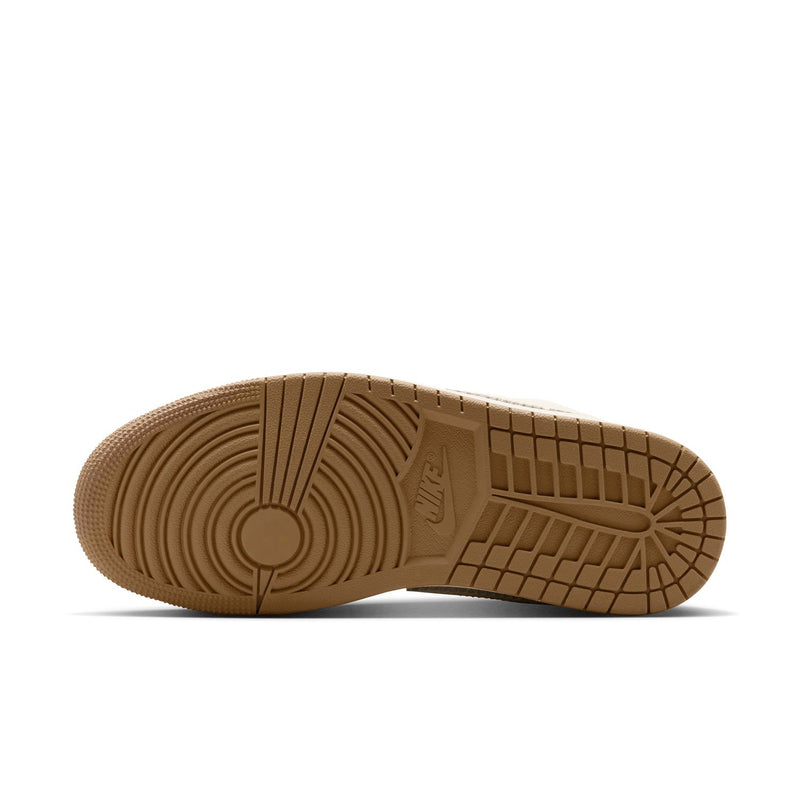 Gum rubber outsole for women’s cream low-top sneakers with tread pattern.