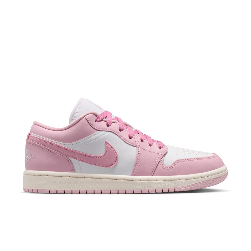 Women's low-top sneakers in pink and white with lace-up front and swoosh logo