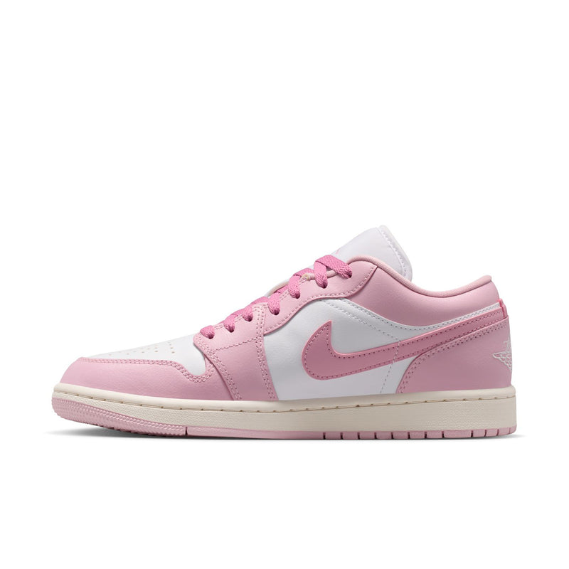 Women's low-top sneaker in pink and white with lace-up closure and swoosh