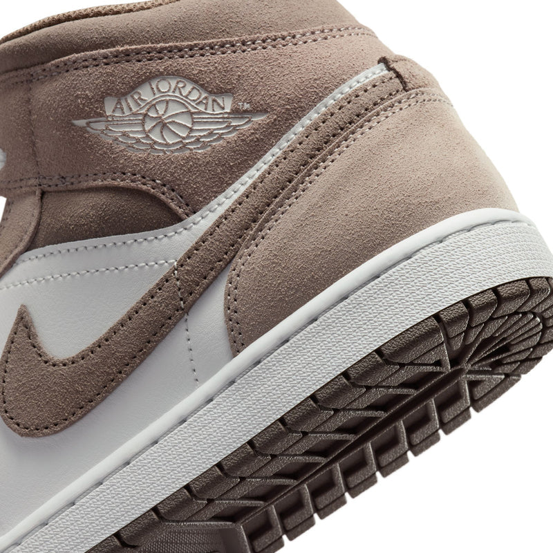 Air Jordan 1 Mid men's shoes, close-up of beige heel with Wings logo and white sole edge
