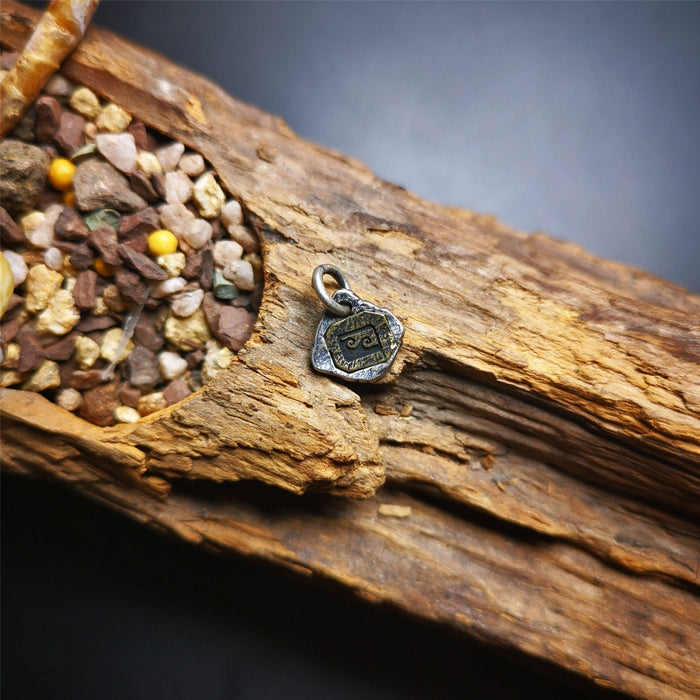Amulet,Pendant for Prayer Bead Counter 0.43" - Tibetan Buddhist amulet, detailed view