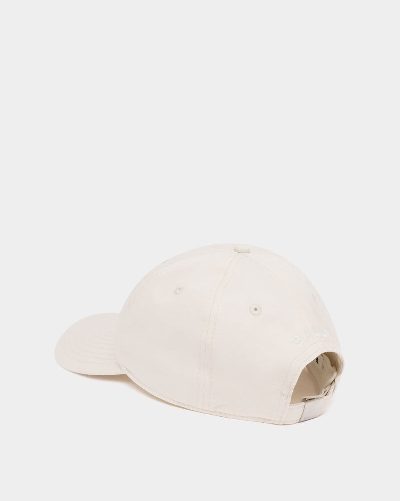Baseball Hat in Ivory Cotton With a Bally Crest