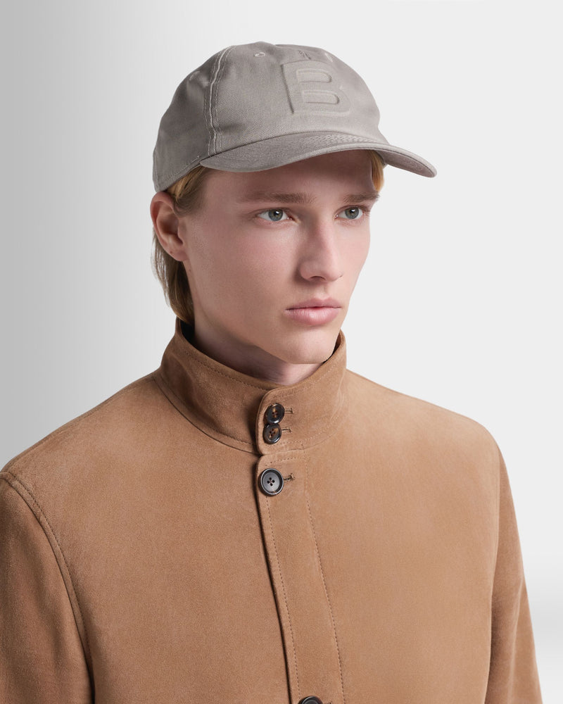 Baseball Hat in Light Grey Cotton With a Debossed Logo