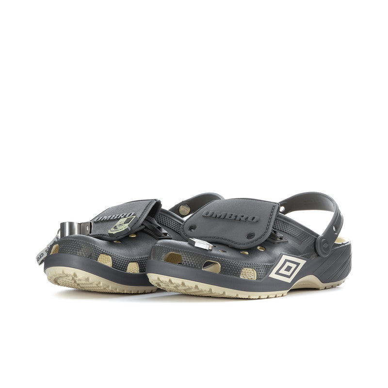 Men's clog profile with adjustable heel strap and Umbro logo patch in dark slate gray