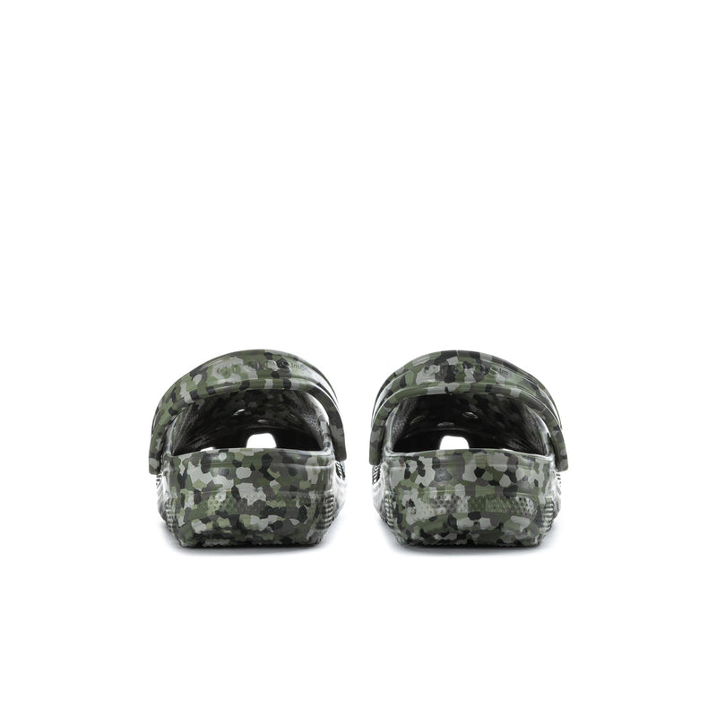 Men's camo clogs heel view with black backs and ventilated side holes