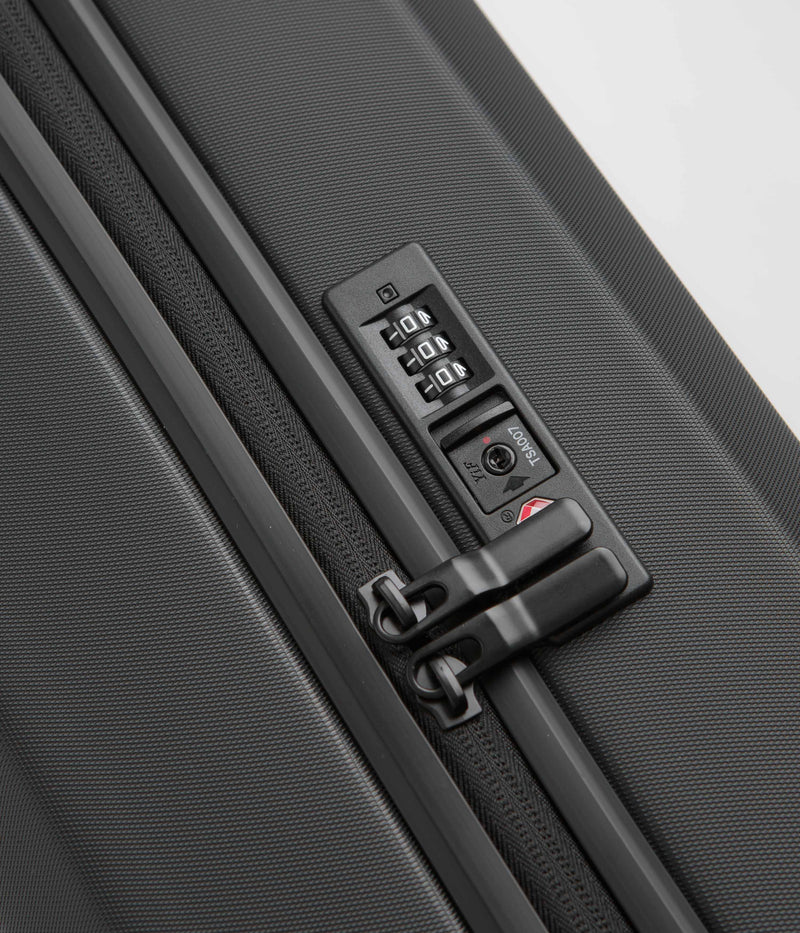 D_b_ Ramverk Carry-On in Black Out