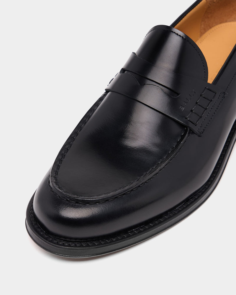 Flair Loafer in Black Brushed Leather