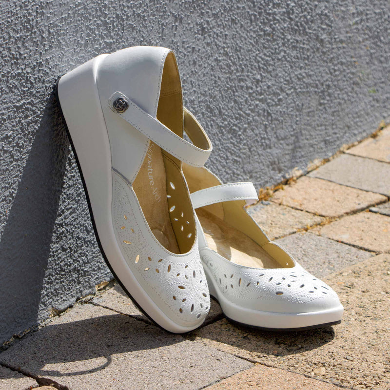 Hayes White Breeze Shoe | Alegria Shoes