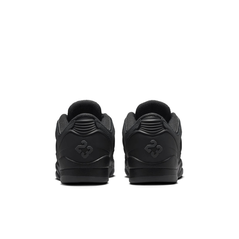 Youth low-top sneakers in black from the heel view with cushioned collar and pull tab