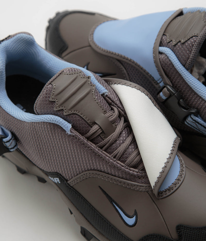 Nike ACG Phassad Shoes in Cave Stone and Aluminum and Cave Stone - Black
