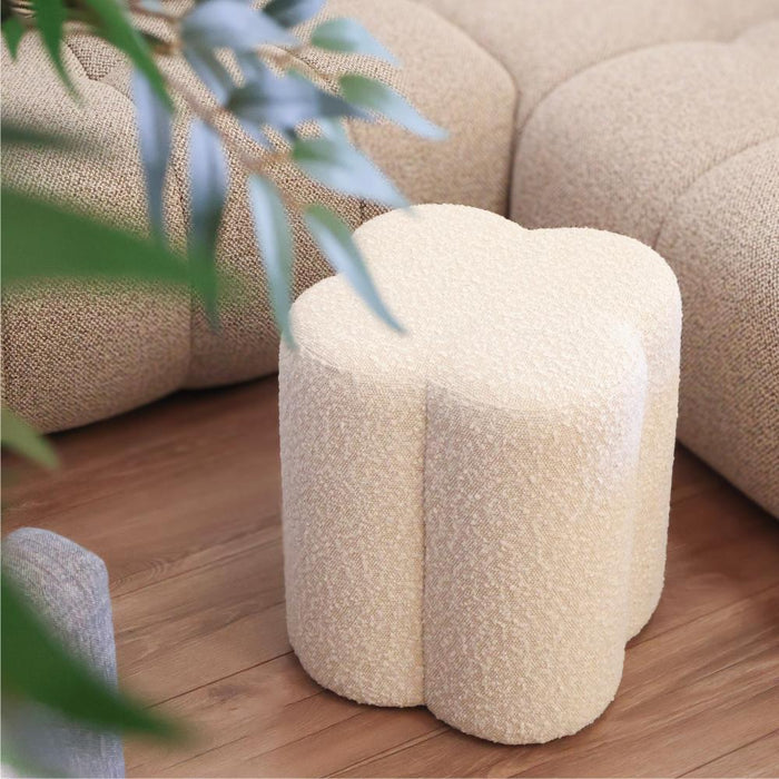 Niomi Pouf