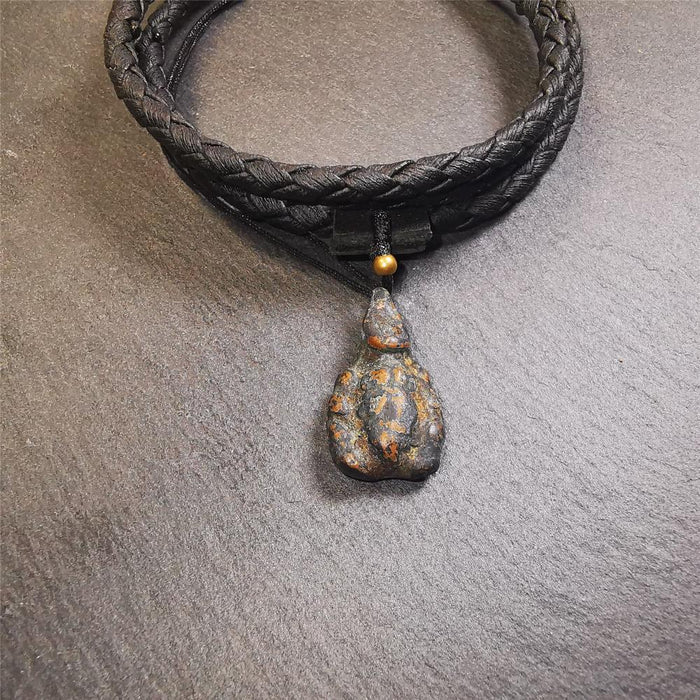 Old Scorpion Guru Amulet 0.95" - Tibetan Buddhist amulet, detailed view