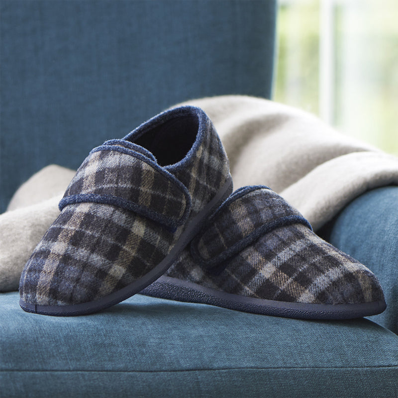 adjusts to fit swelling and the front is seam-free and roomy