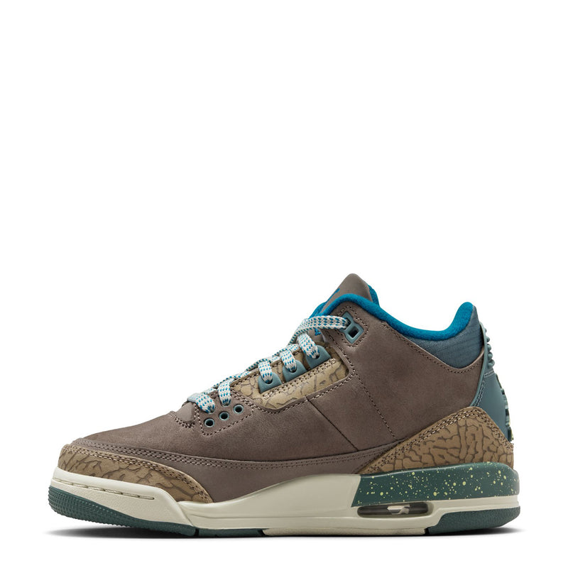 Youth Jordan sneaker, side profile with teal collar, tan mudguard, and Air unit