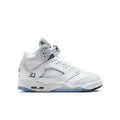 Youth basketball sneakers in white leather with laces and light blue sole