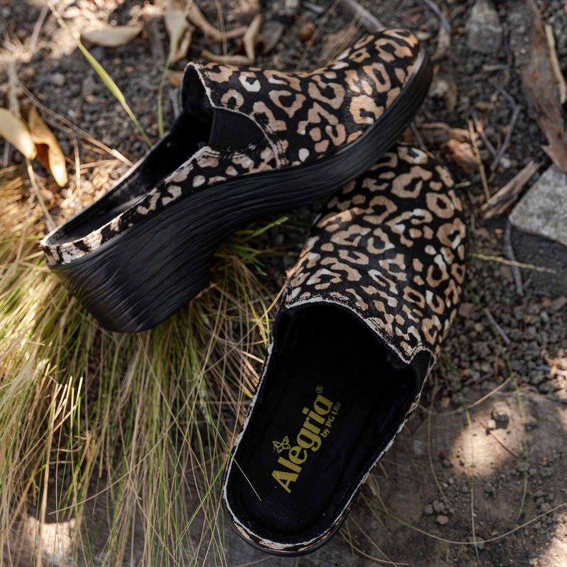 Sereniti Luxe Tundra clog on a wood look wedge outsole - SER-7605_S1X