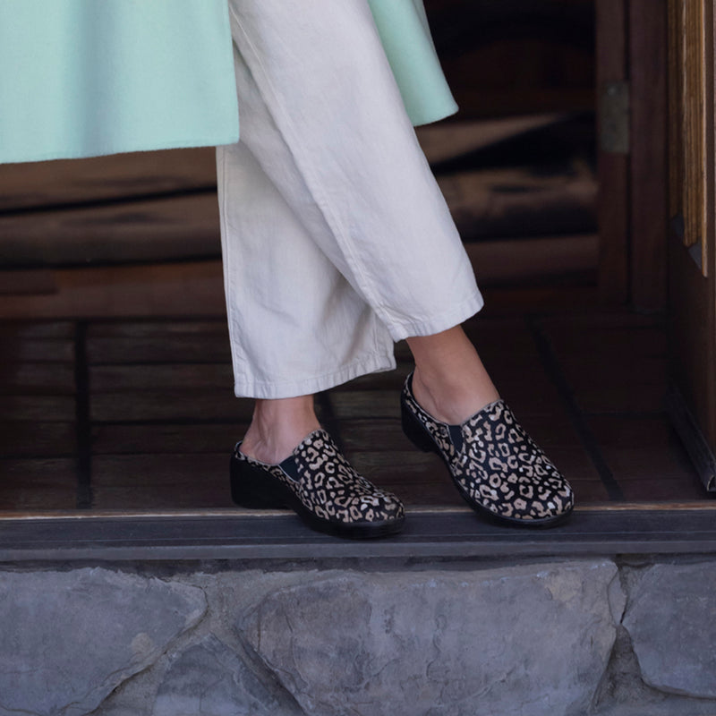 Sereniti Luxe Tundra clog on a wood look wedge outsole - SER-7605_S1XB