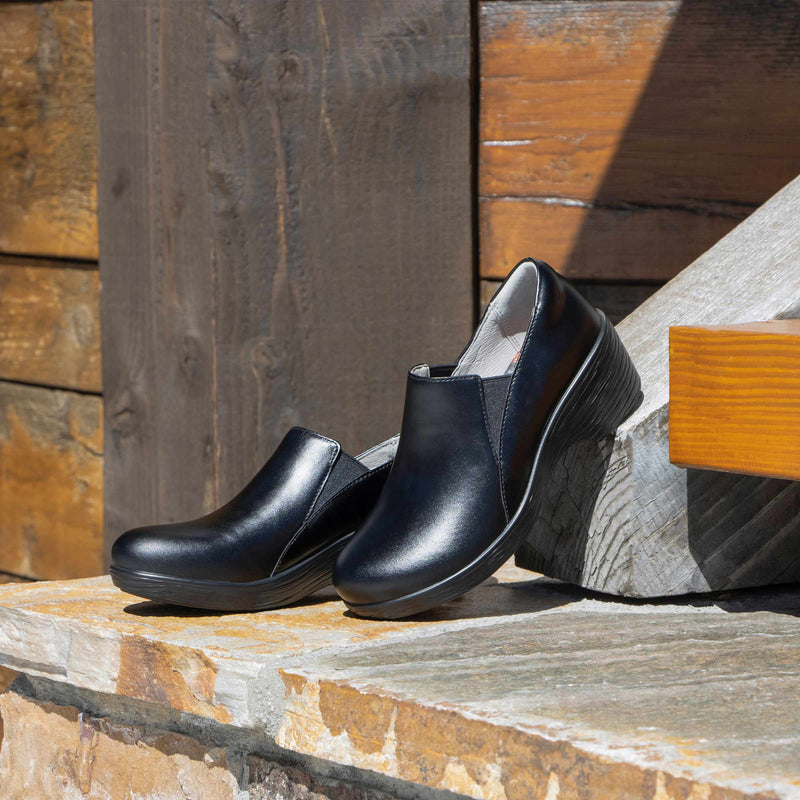 Skylar Noir Shoe | Alegria Shoes