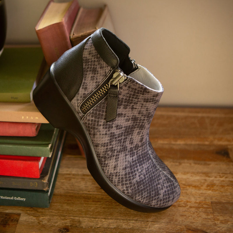 Sloan Snake Boot | Alegria Shoes