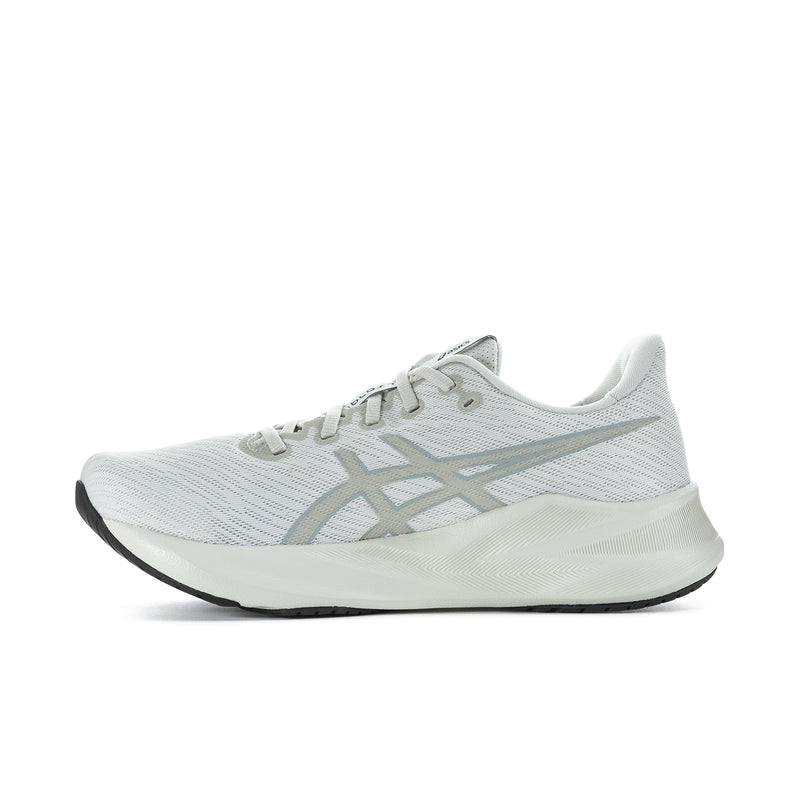 Men's running shoe side profile, light gray/white knit, lace-up with gray logo.
