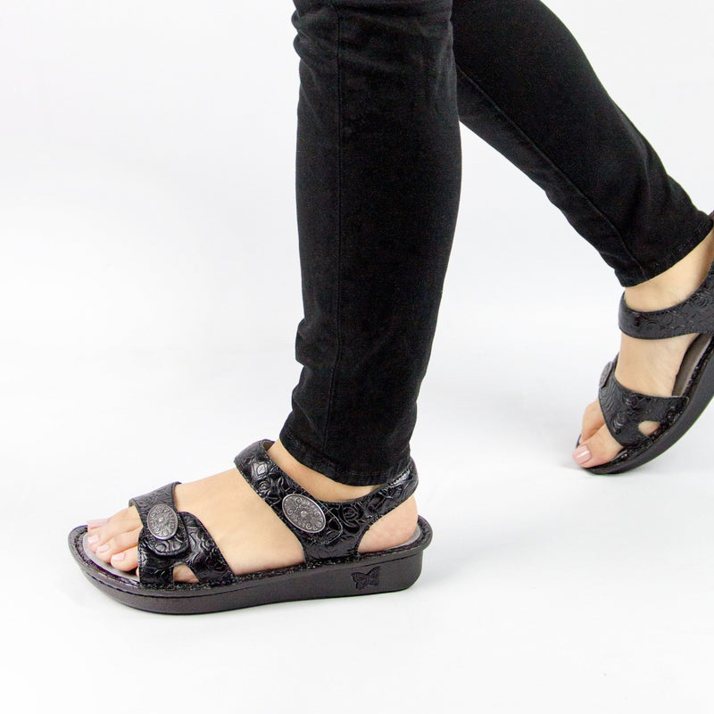 Vienna Cowgirl Tar Sandal | Alegria Shoes
