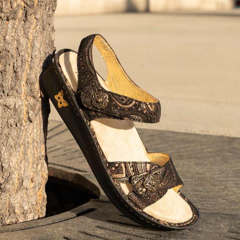 Vienna Swirling Bronze Sandal | Alegria Shoes