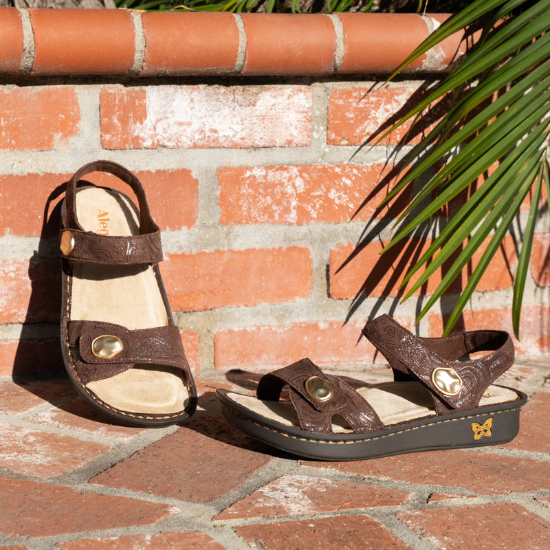 Vienna Swirling Brown Sandal | Alegria Shoes